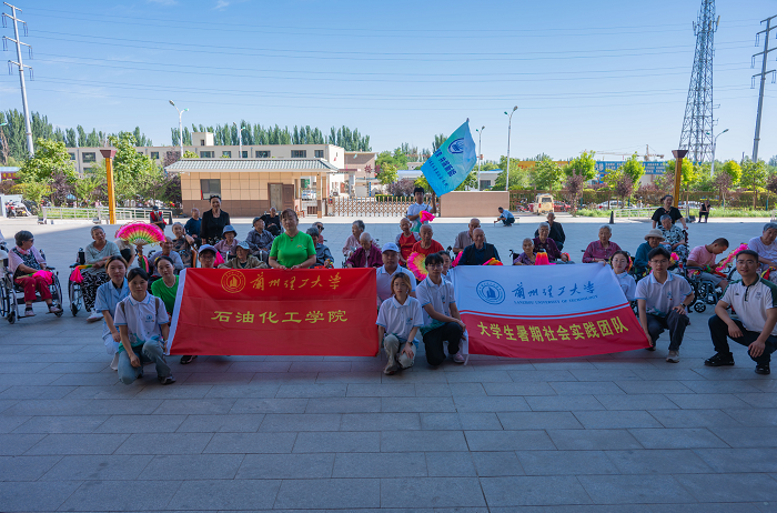 图为丝路光禾实践队表演结束后与长辈们的合照.png